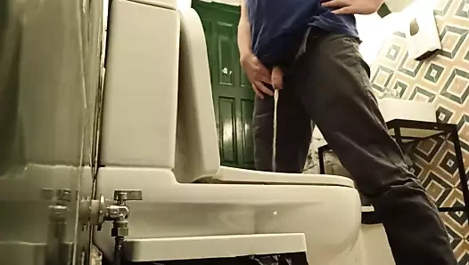 umumi tuvalette pissing – gizli kamera