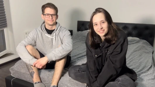 Striptiz oyununu kazanan onun için ödül olarak sert yarağını gırtlağına kadar alıyor