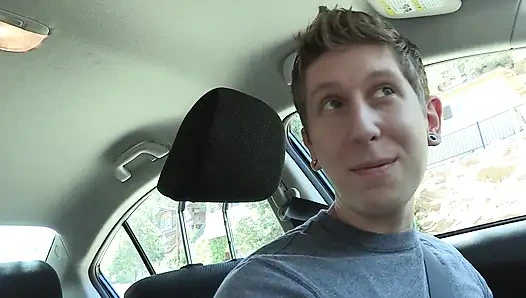 Genç fahişe arkadan bir yarak almak için uzanıyor