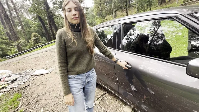 Arabanın sesini duyarak, öpüşerek, birbirimizin göğüslerine dokunarak ve orgazm olarak heyecanlanıyoruz.