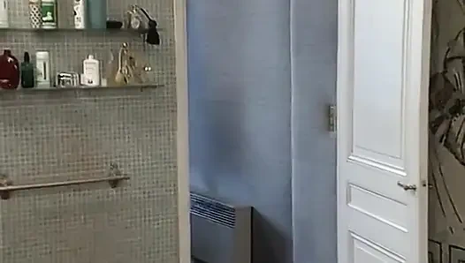 Kasık saçlı sarı banyoda ısırıyordu