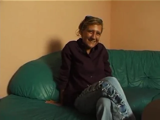Küçük memeli sarışın oyuncu seçmelerinde amını ovuyor ve parmaklıyor