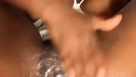 Kaygan Zenci Kız Sulu Amcığın Üzerine Çılgın Üstlü Kremsi Turta Gibi Fışkırtıyor