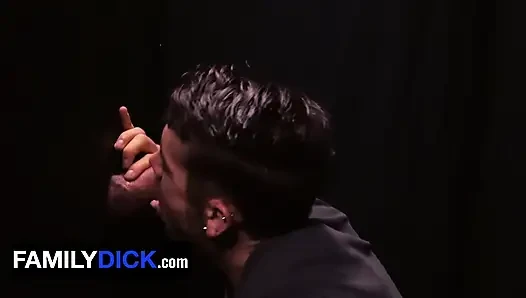 Masum genç twink sikiş deliğinden sakso çektikten sonra üvey babasının ateşli dölüyle kaplanıyor