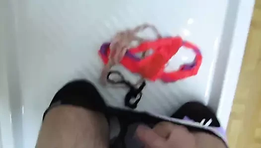 naylon çorap ve cumming üzerinde külot giyinmiş