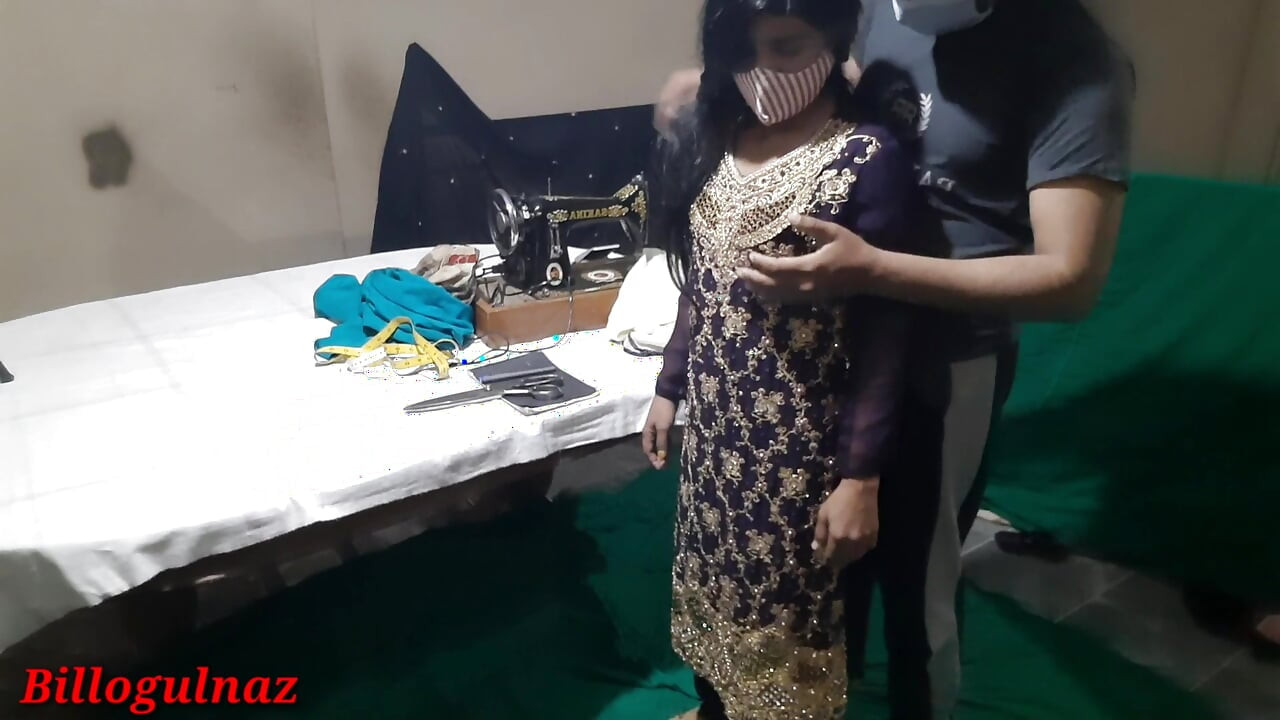 Terzi ne yenge ka naap lete lete yenge ko hi chod dala, desi ev hanımı terzi tarafından net Hintçe ses ile sikiliyor