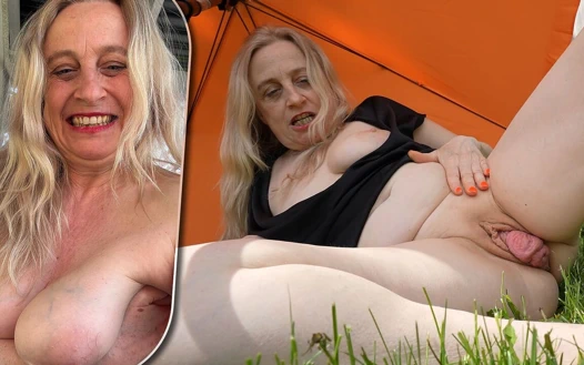 Azgın sarkan nine açık havada mastürbasyon yapıyor