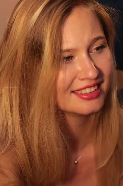 Блондинка Очень Близко Показывает Сочную Киску