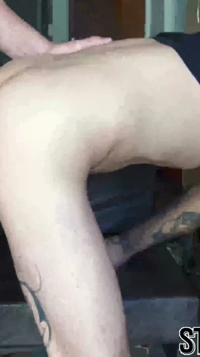 Küpe takan düz hetero Latin erkek arkadan köküne kadar sikiliyor | Bölüm 1