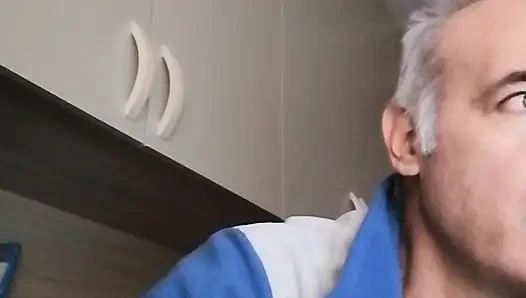 Büyük yaraklı yakışıklı bir adamla Skype görüntülü görüşmesinde uzun bir boşalma