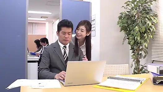 Genç kadın patron arkadan kulağıma tatlı ve azdırıcı fısıltılarla beni baştan çıkarıyor. Bölüm 1