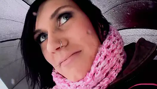 Almanya'dan büyük memeli koyu saçlı sürtük pirsingli amını parmaklamayı seviyor