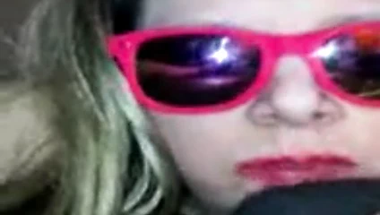 Beyaz kız siyah taşakları yalamak ve siyah çük emmek için seviyor