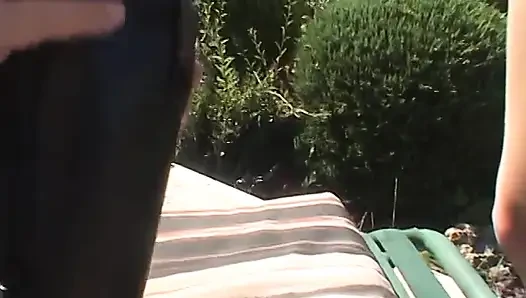 Adam ayaklarını yalıyor