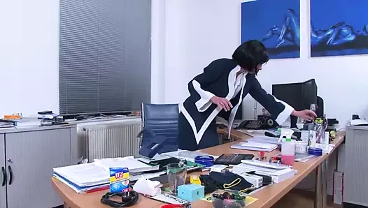Ateşli sekreter büyük yarak emiyor ve derin anal sikişiyor