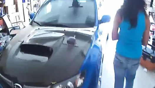 Christy alışveriş merkezindeki soyunma odasında!