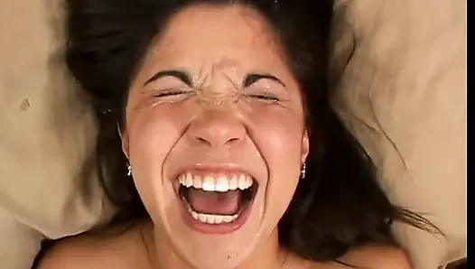 Sarkık memeli ve şişman yaraklı genç esmer yakın çekim kamera boşalması