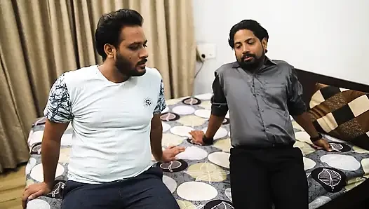 Güzel ofis kızı terfi almak için ofis patronu tarafından sikiliyor, sert üçlü seks