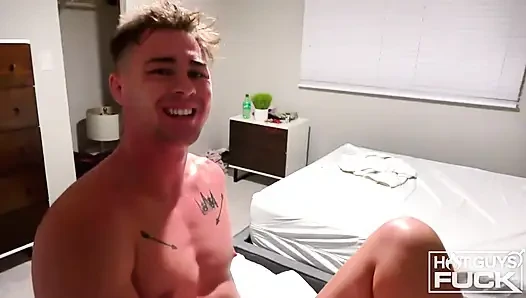 Sarışını bardan geri aldı. vur onu.