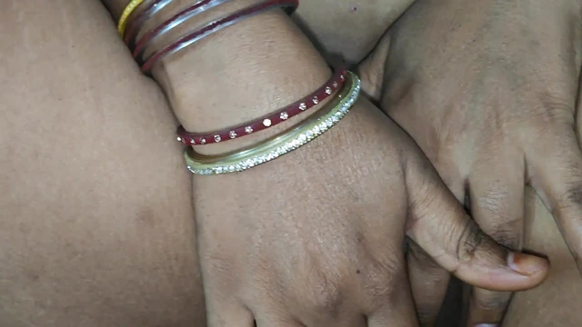 Ateşli Hintli kadın sikişiyor