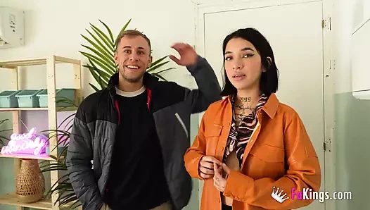 Birkaç porno oyuncusu başka bir çifte pratik bir seks dersi veriyor