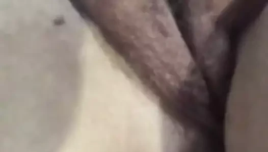 Karısı ben işteyken oyuncağıyla oynuyor.