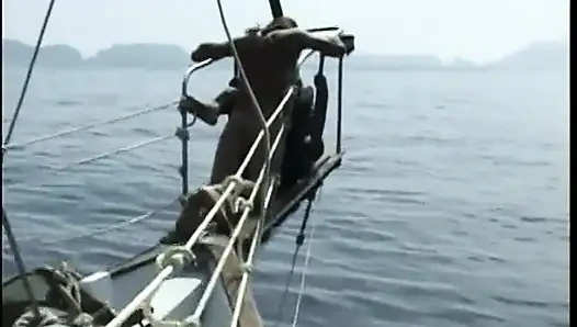 Muhteşem siyah model pişirdikten sonra ıslak amcığın içine derinden yarak alıyor