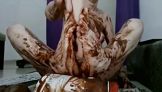 Ayak fetişi - çikolata ile ayak mastürbasyonu