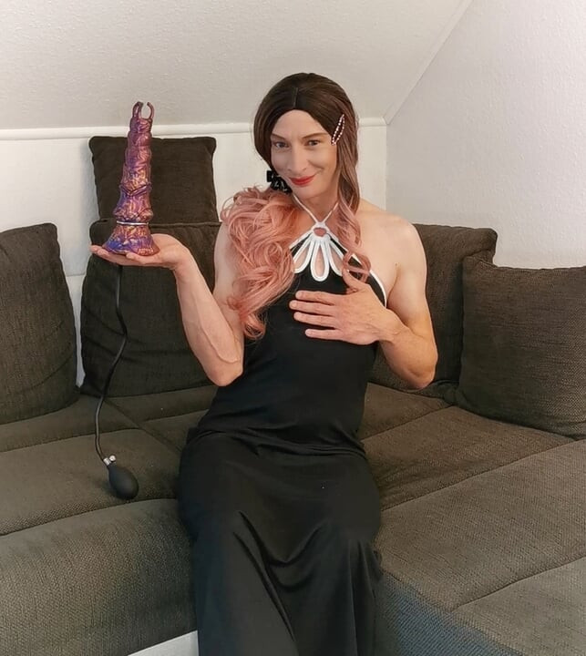 Yeni bir uzaylının kutularını çıkarıyor