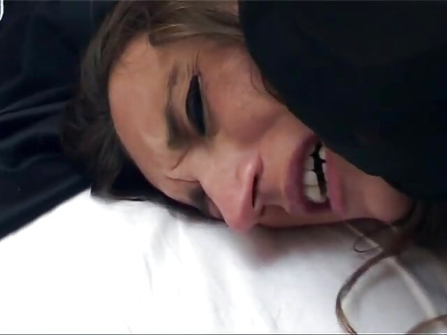 Seksi kadın yatak odasında maskeli bir adam tarafından sert sikiliyor