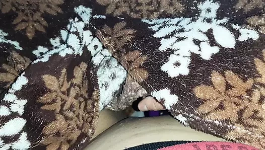 Kimse duymasın diye geceleri yorganın altında vibratörle mastürbasyon yaptım - lesbian-candys