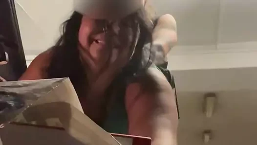 Kocası bankaya giderken park eden adam azgın karısını halka açık bir otoparkta sikiyor. zed zardoz ve pathiasmeni