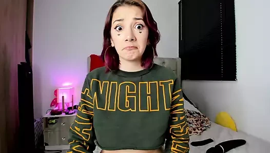 Büyük memeli sürtük web kamerası kız vape seviyor ve sürtük hissetmek