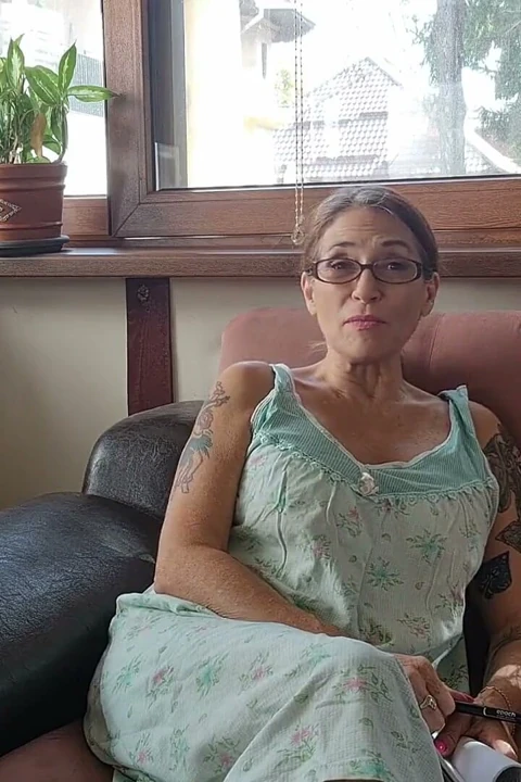 Melissa Johnson senin mahallenin ninesi, ev işleri için sana ödeme yapamıyor
