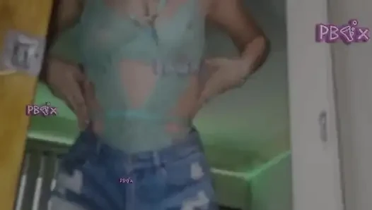 Grwm alt kız saçımı boyayan mavi dans partisi ve banyo eğlencesi (bakış açısı)