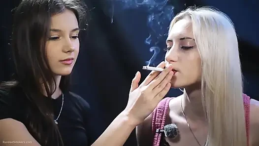 Две Девушки Делят Сигарету Во Время Медленной Интимной Сессии Курения