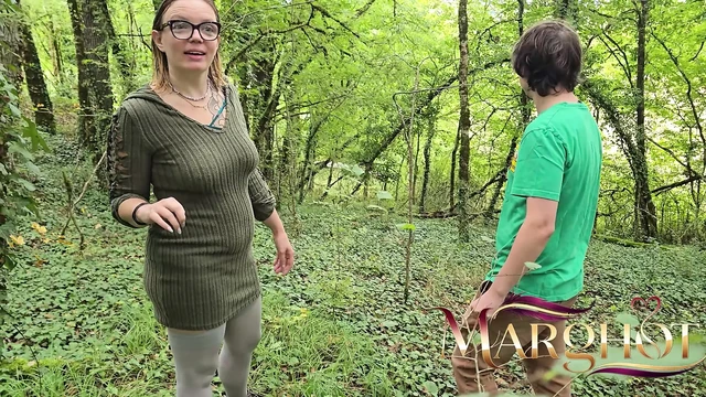 Это осень, мой любовник жестко трахает мою задницу против дерева в лесу с глубокой глоткой и сквиртом