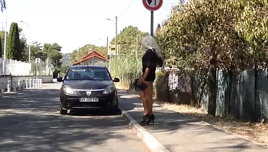 Yolda yüksek topuklu ayakkabılar