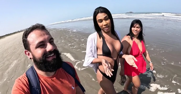 Baianinha trans plajda çifti sikiyor