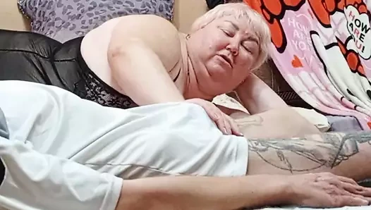 Kız arkadaş parmaklıyor ve ağzına boşaltarak sakso çekiyor