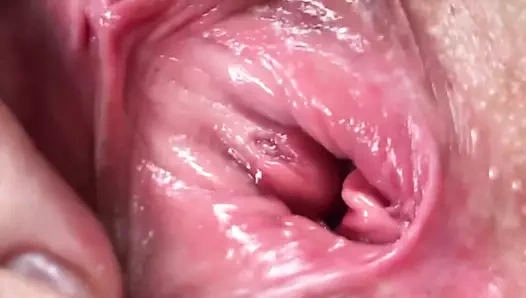 O kadar yakın ki o sulu pembe amcığın tadına bakabilirsiniz. Islak orgazm amcık sesleri.