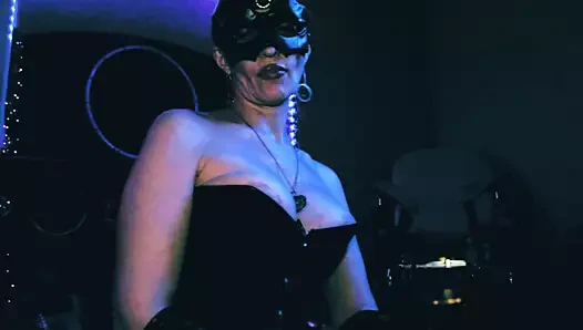 Fetiş dominatrix metresi eva, milf deri tanrıça büyük bir yarak ile oynuyor, bdsm femdom