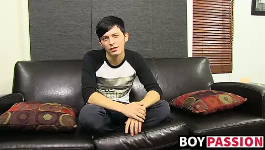 solo twink okşayarak ve çekerek onun horoz için the kamera