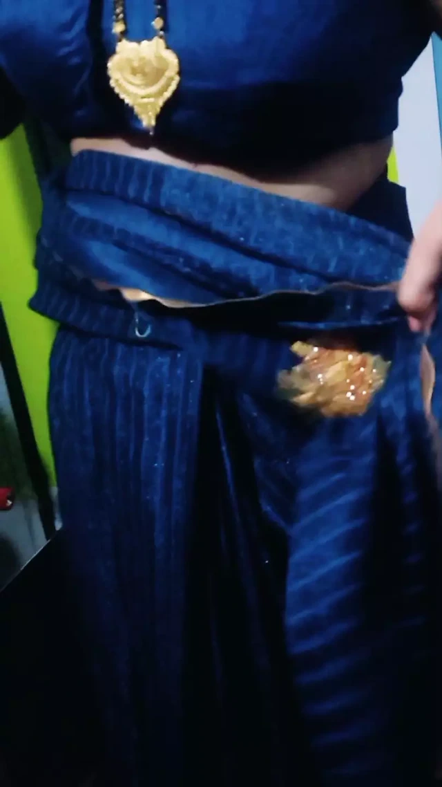 Hintli güzel yenge saarisini giyiyor.