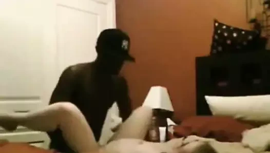 Asosyal kız büyük zenci yarağı tarafından sikiliyor