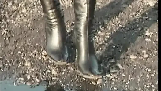 Azgın adam sakso çektikten sonra seksi sarışını kanepede sert sikiyor