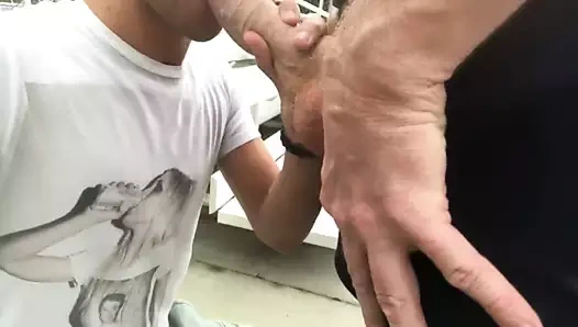 İki sporcu spor sahasında buluşuyor.