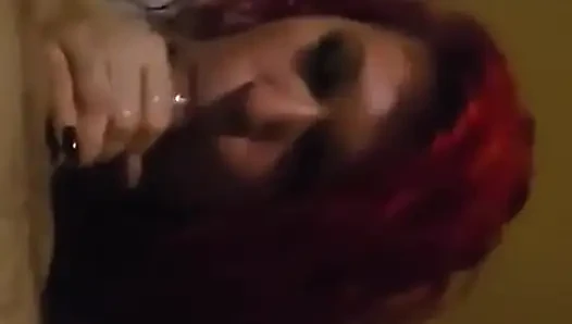 Tombul orta yaşlı seksi kadın şişman bir yarağı emiyor ve her yerine salya akıtıyor