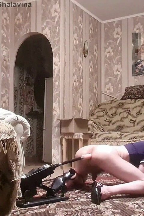 Trans Ksenia Shalavina köpek stilinde duruyor ve analda seks yapıyor 03.08.2025 fullhd