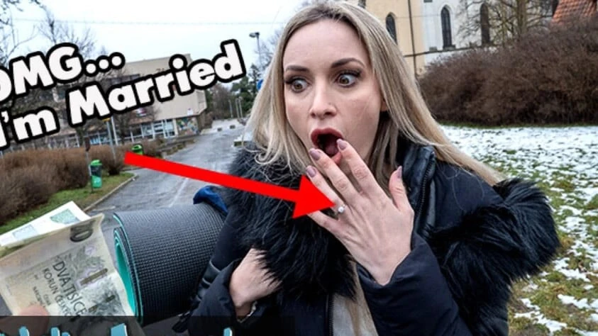 Đại lý công cộng - cô bé tóc vàng đã kết hôn làm tình với một người lạ với một con cu to béo